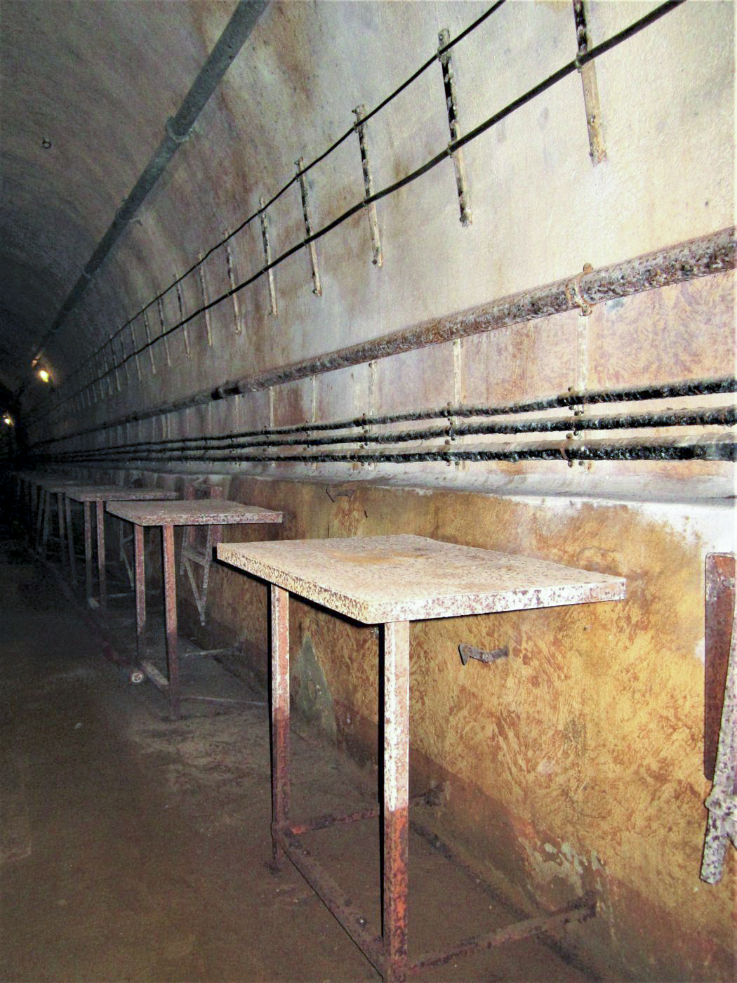 Ligne Maginot - MICHELSBERG - A22 - (Ouvrage d'artillerie) - Tablettes rabattables dans la galerie servant de réfectoire - Gregory Fuchs