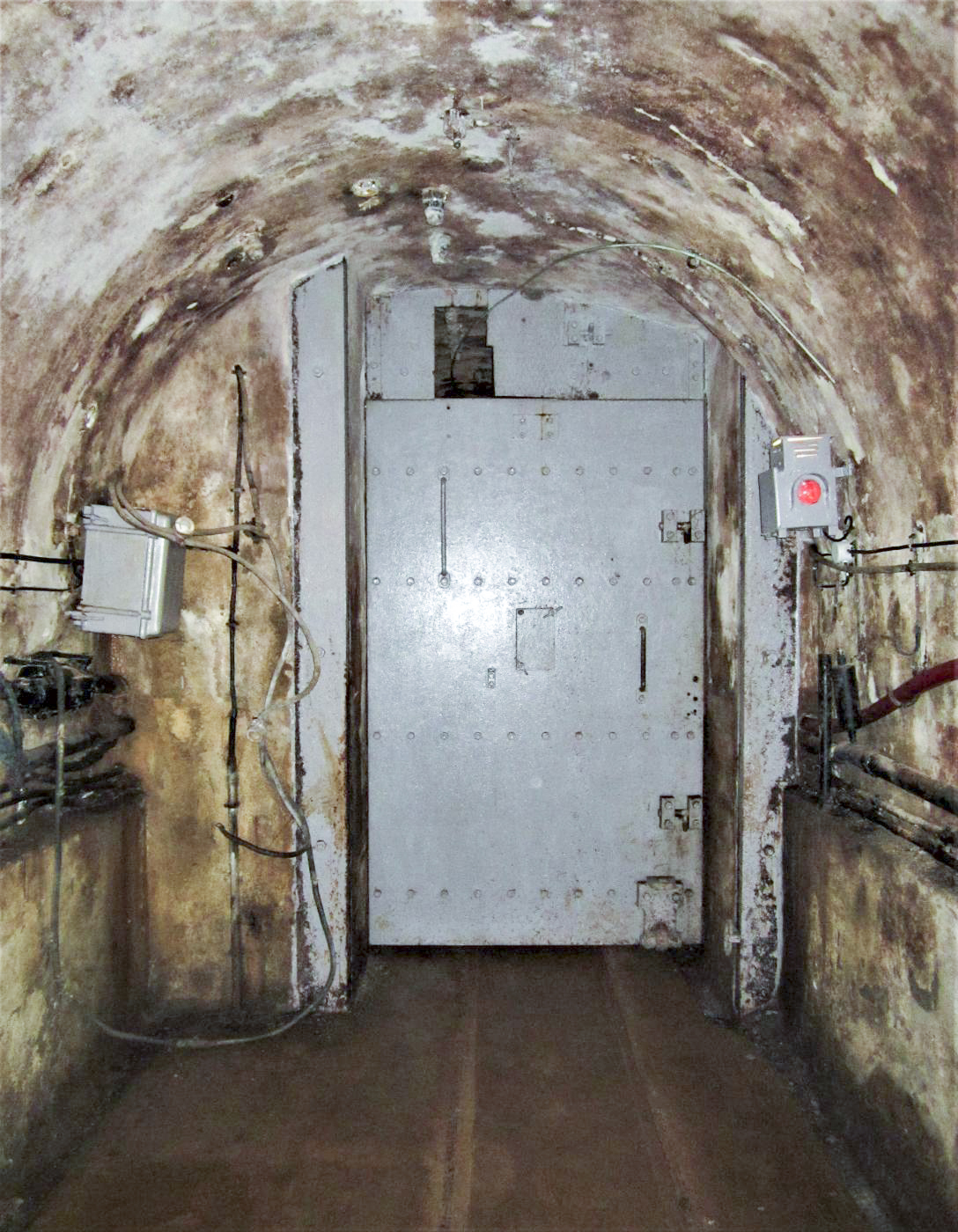 Ligne Maginot - MICHELSBERG - A22 - (Ouvrage d'artillerie) - La même porte blindée fermée, permettant d'isoler le casernement des blocs de combats - Gregory Fuchs