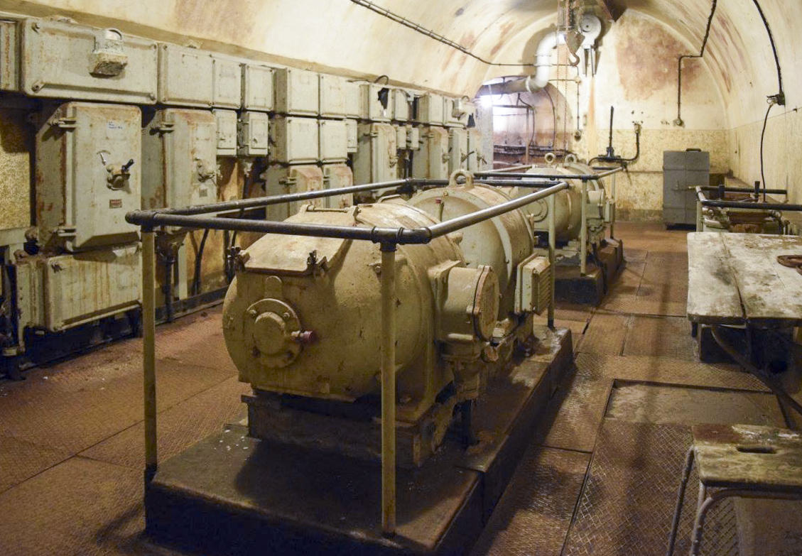 Ligne Maginot - MICHELSBERG - A22 - (Ouvrage d'artillerie) - La sous station électrique et ses groupes convertisseurs - NOEL Yves