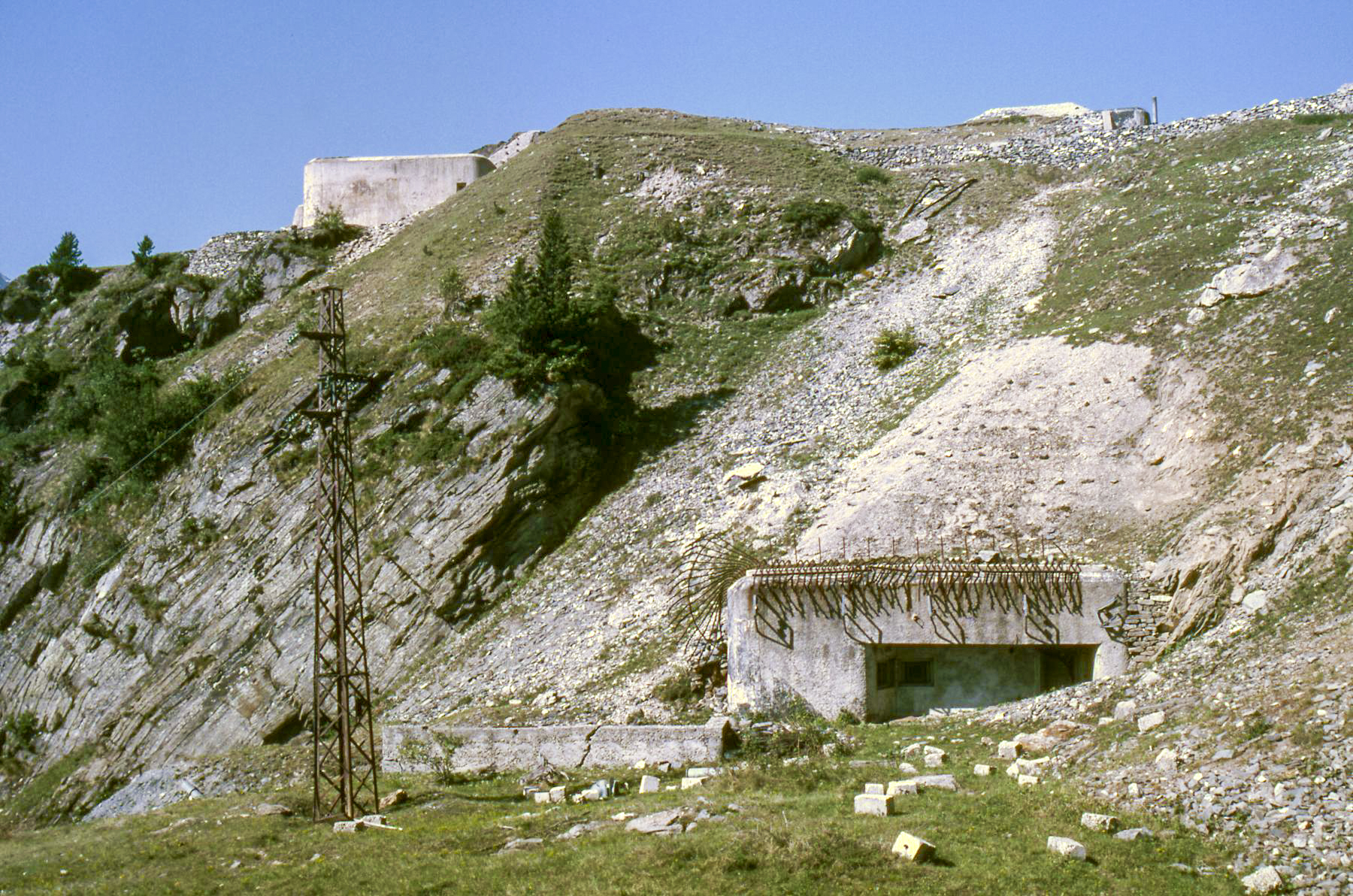 Ligne Maginot - LAVOIR - (Ouvrage d'artillerie) - L'entrée des hommes
En haut le bloc 1 et le bloc cheminée
