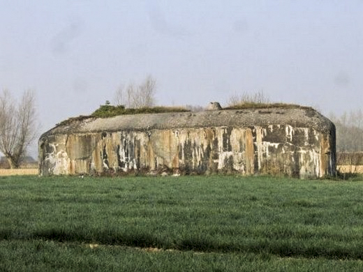 Ligne Maginot - B680 - FAUQUEMONT NORD - (Blockhaus pour canon) - L'excroissance en béton qui sert de fourreau au périscope est bien visible sur la dalle supérieure.