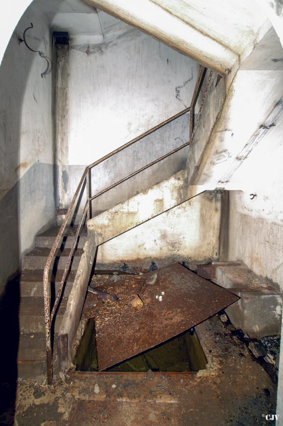 Ligne Maginot - BERSILLIES - (Ouvrage d'infanterie) - Bloc 2
En bas de l'escalier
