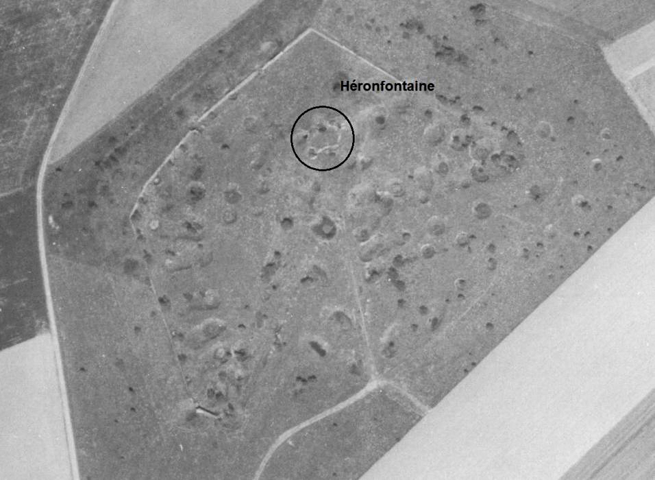 Ligne Maginot - HERONFONTAINE (Casemate d'infanterie) - Sur cette photo de 1956, outre les cratères bien visibles et témoins des combats menés là, la casemate n'est déjà plus facilement distinguable, ferraillée et partiellement remblayée.