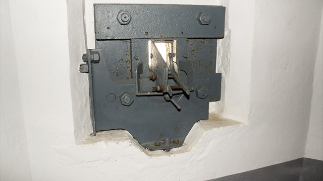Ligne Maginot - R6B - HOSTE BAS - (Blockhaus pour arme infanterie) - Créneau FM avec support d'arme
