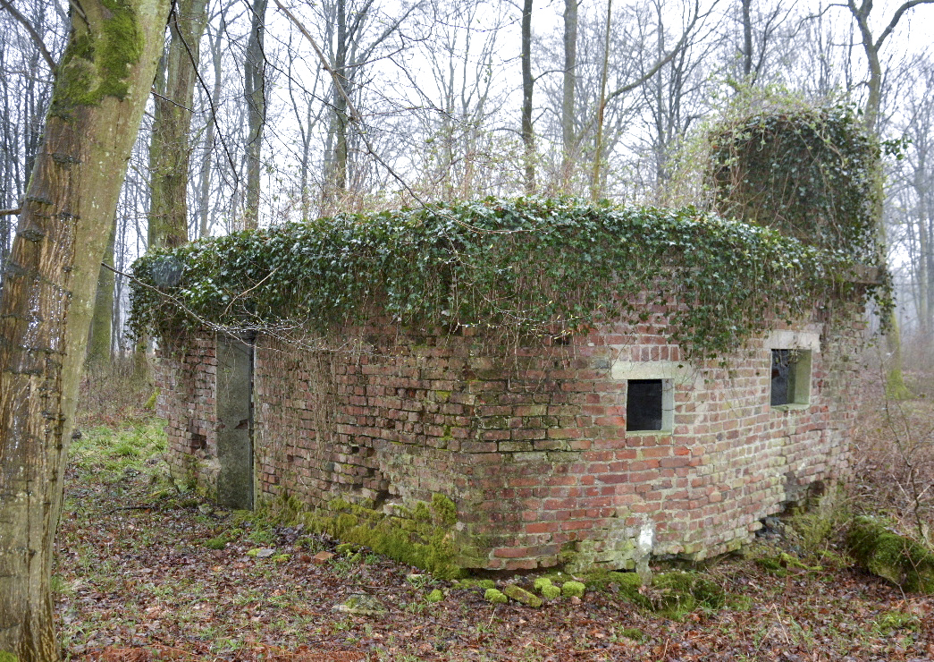 Ligne Maginot - RAUCOURT - (Stand de tir) - La construction dispose de 2 créneaux de tir et d'un poste d'observation.