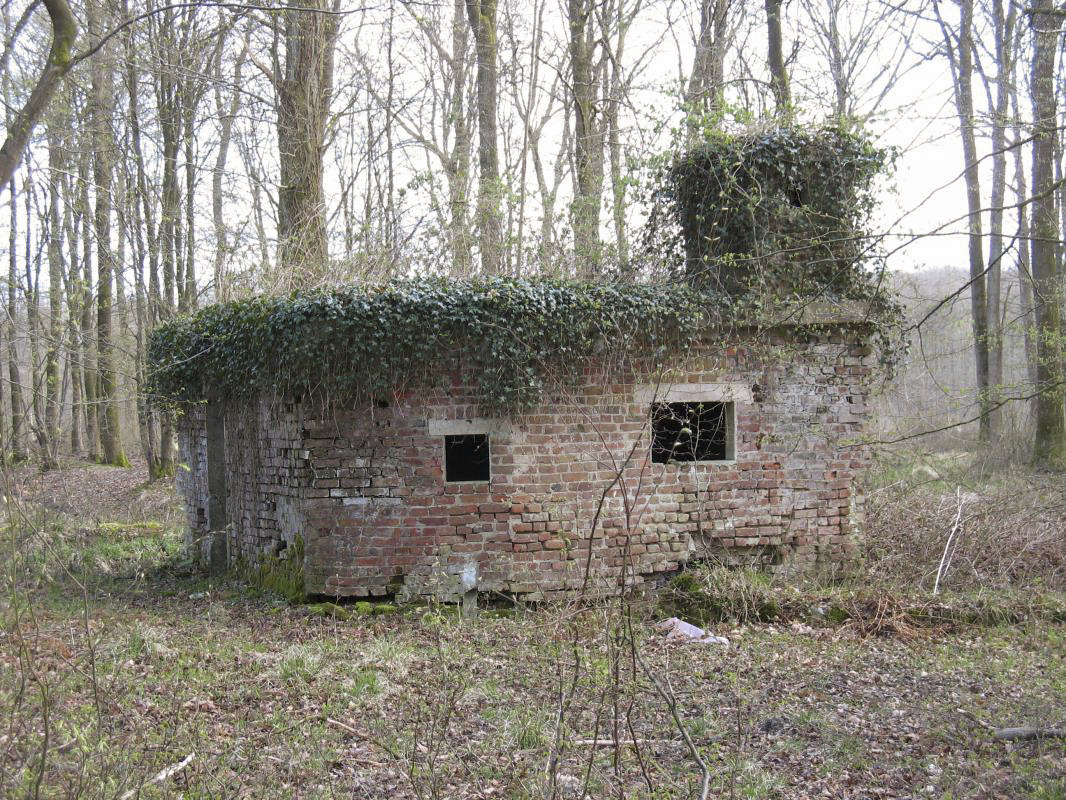 Ligne Maginot - RAUCOURT - (Stand de tir) - Vue coté créneaux de tir.
Le poste d'observation est en surplomb du bâtiment.