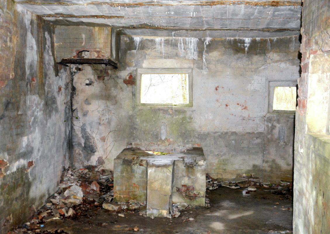 Ligne Maginot - RAUCOURT - (Stand de tir) - Casemate d'instruction. créneau de tir et accès au poste d'observation.