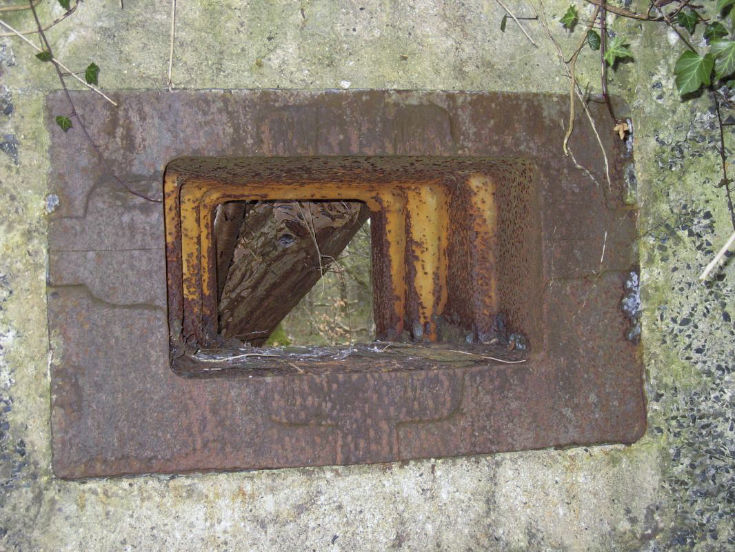 Ligne Maginot - RAUCOURT - (Stand de tir) - Le mur de tir pour armement de forteresse. Vue coté extérieur de l'une des trémies spécifiques à l'armement de forteresse