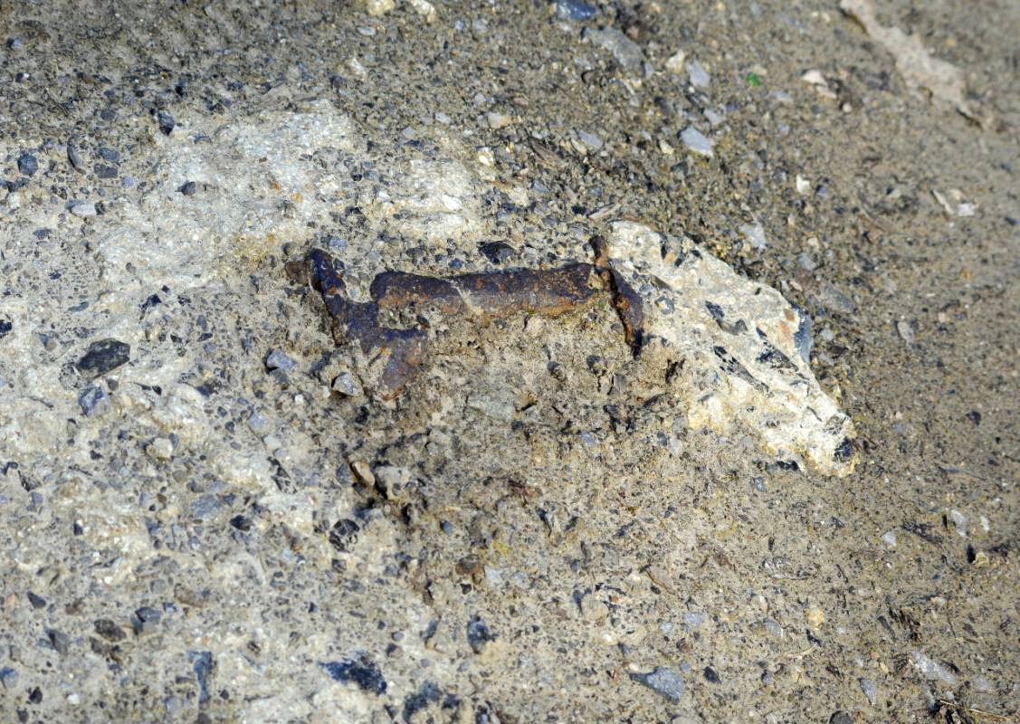 Ligne Maginot - TRECHON (Barrage de Route) - Obstacle antichar (sectionné à sa base)
situé au milieu du chemin d'accès au blockhaus en venant du sentier du Cheval Blanc. - Jean PISSON