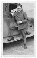 Ligne Maginot - 460° Regiment de Pionniers - Un des hommes du régiment devant une camionnette