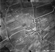 Ligne Maginot - DB14 - (Blockhaus pour canon) - Sur cette vue aérienne du village de Bréhain-la-Ville on ne voit pas le blockhaus Db14, mais on aperçoit les réseaux de tranchées en cours de réalisation ainsi qu'un fossé antichar en bas de la photo..

Vue aérienne - Mission 60 Altitude 2000 - 9 mars 1940 