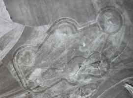 Ligne Maginot - FERMONT - A2 - (Ouvrage d'artillerie) - Vue d'ensemble des blocs de l'avant.

Vue aérienne - Mission F030 Altitude 2000 - 9 mars 1940 