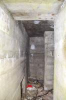 Ligne Maginot - HABERHAEUSER 1 - (Blockhaus pour arme infanterie) - Couloir d'entrée, avec à gauche ce qui pourrait être une niche à munitions, au fond un léger renfoncement. A droite l'entrée de la chambre de tir.