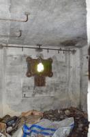 Ligne Maginot - HABERHAEUSER 1 - (Blockhaus pour arme infanterie) - Chambre de tir, comprenant une plaque de blindage particulière pour mitrailleuse. Remarquez l'absence de la plate-forme en béton pour la mitrailleuse. Au plafond on distingue des barres en acier avec des crochets de suspension.