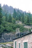 Ligne Maginot - TLFR - TéLéPHéRIQUE PONT-NUAZ - PAS-DU-ROC - (RESEAU - Téléphérique (ligne)) - Pont - Nuaz
Station basse
La passerelle de protection au dessus de la route et les pylônes 1 et 2
