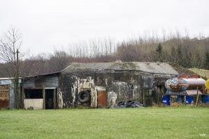 Ligne Maginot - B688 - COULMIE HAUT - (Blockhaus pour canon) - Blockhaus situé dans son environnement sur un terrain de motocross