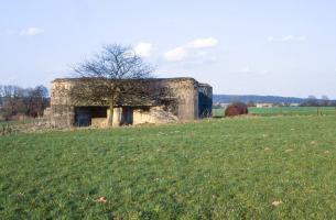 Ligne Maginot - STG 18 - STG S - MC06 - (Casemate d'infanterie - double) - La casemate avec sa cloche non posée et au fond la casemate STG R - MC07