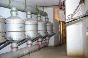 Ligne Maginot - GORDOLON (GN) - (Ouvrage d'artillerie) - Bloc 3
Salle des filtres du bloc
Batterie de filtres papier charbon-actif destinés au filtrage de l'air extérieur en cas d'attaque de l'ouvrage par gaz