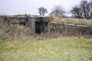 Ligne Maginot - DB26 - (Blockhaus pour canon) - Vue de l'entrée et d'un créneau de mitrailleuse
L'entrée ainsi que toutes les parois intérieures ont été démolies