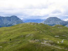 Ligne Maginot - GONDRAN C - (Ouvrage d'infanterie) - Au milieu le Fort Gondran C, à droite le Réduit Gondran D.
Vue depuis la montée au Janus