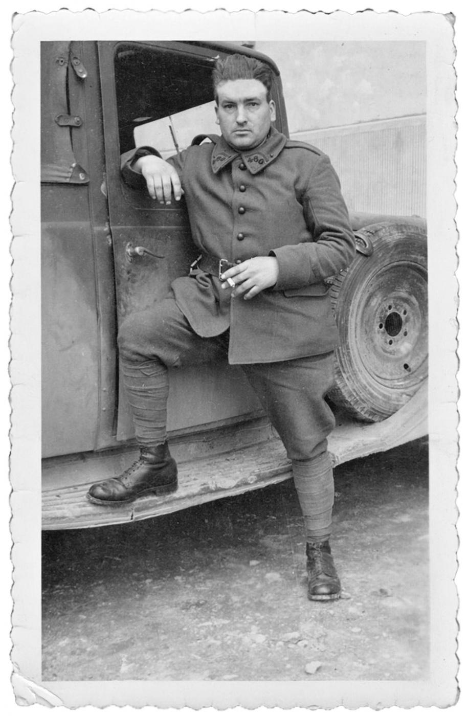 Ligne Maginot - 460° Regiment de Pionniers - Un des hommes du régiment devant une camionnette