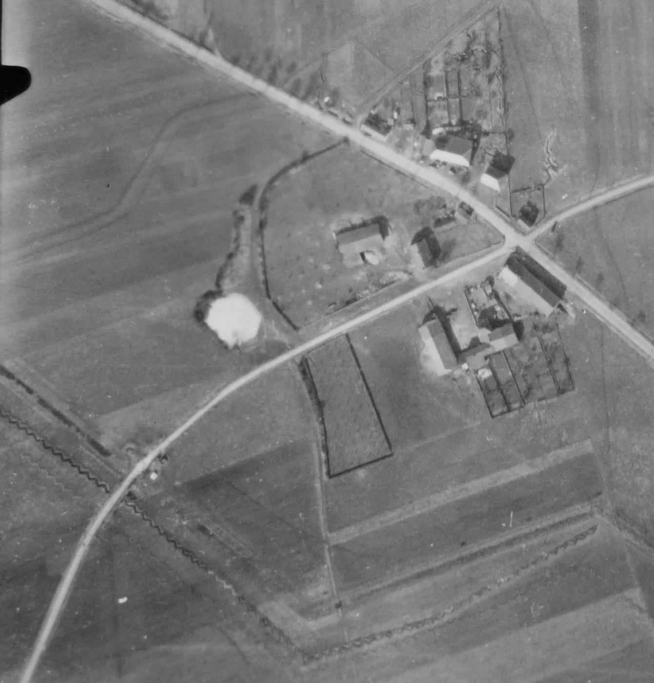 Ligne Maginot - 105 - (Barrage de Route) - Bréhain-la-Cour et Barrage de Route 105 (en bas à gauche)

Vue aérienne - Mission 60 Altitude 2000 - 9 mars 1940 