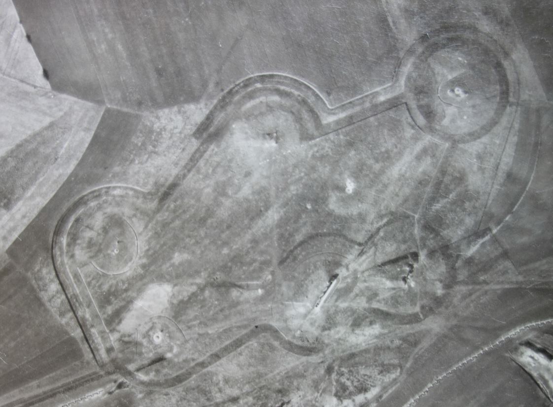 Ligne Maginot - FERMONT - A2 - (Ouvrage d'artillerie) - Vue d'ensemble des blocs de l'avant.

Vue aérienne - Mission F030 Altitude 2000 - 9 mars 1940  - Armée Française 