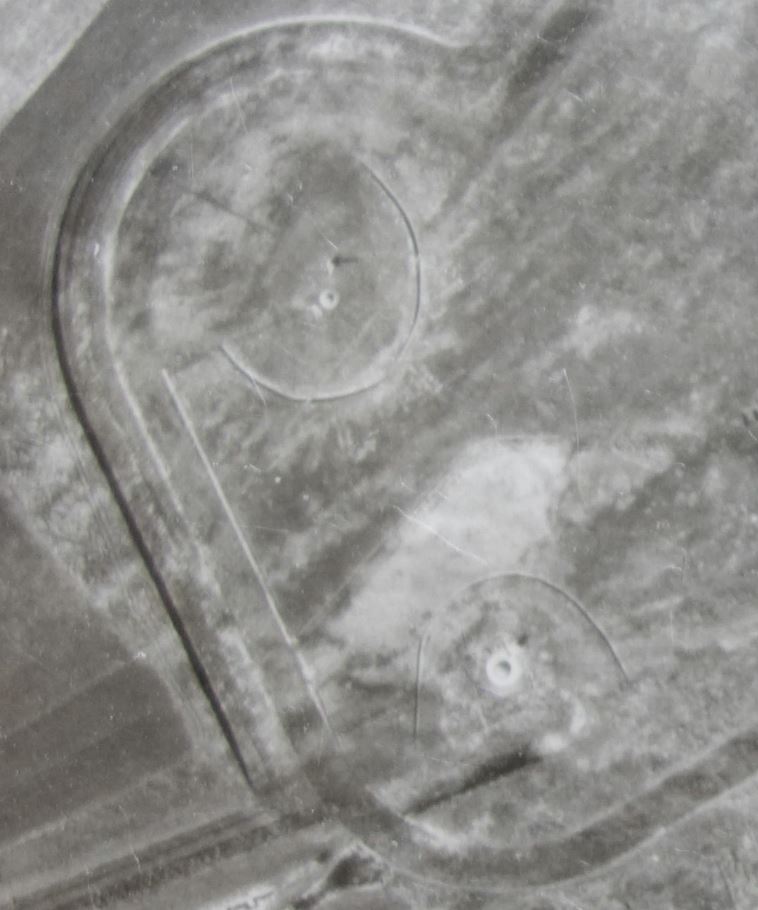 Ligne Maginot - FERMONT - A2 - (Ouvrage d'artillerie) - Bloc 1 et 2

Vue aérienne - Mission F030 Altitude 2000 - 9 mars 1940  - Armée Française 