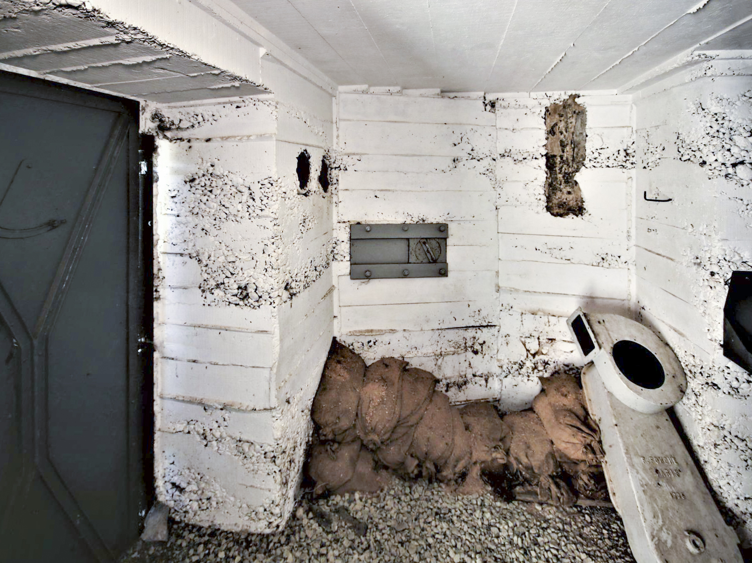Ligne Maginot - AC1B - MC22 - LA COSTAUDE - (Casemate d'artillerie) - A gauche l'entrée du personnel et en face le créneau de défense rapprochée arrière