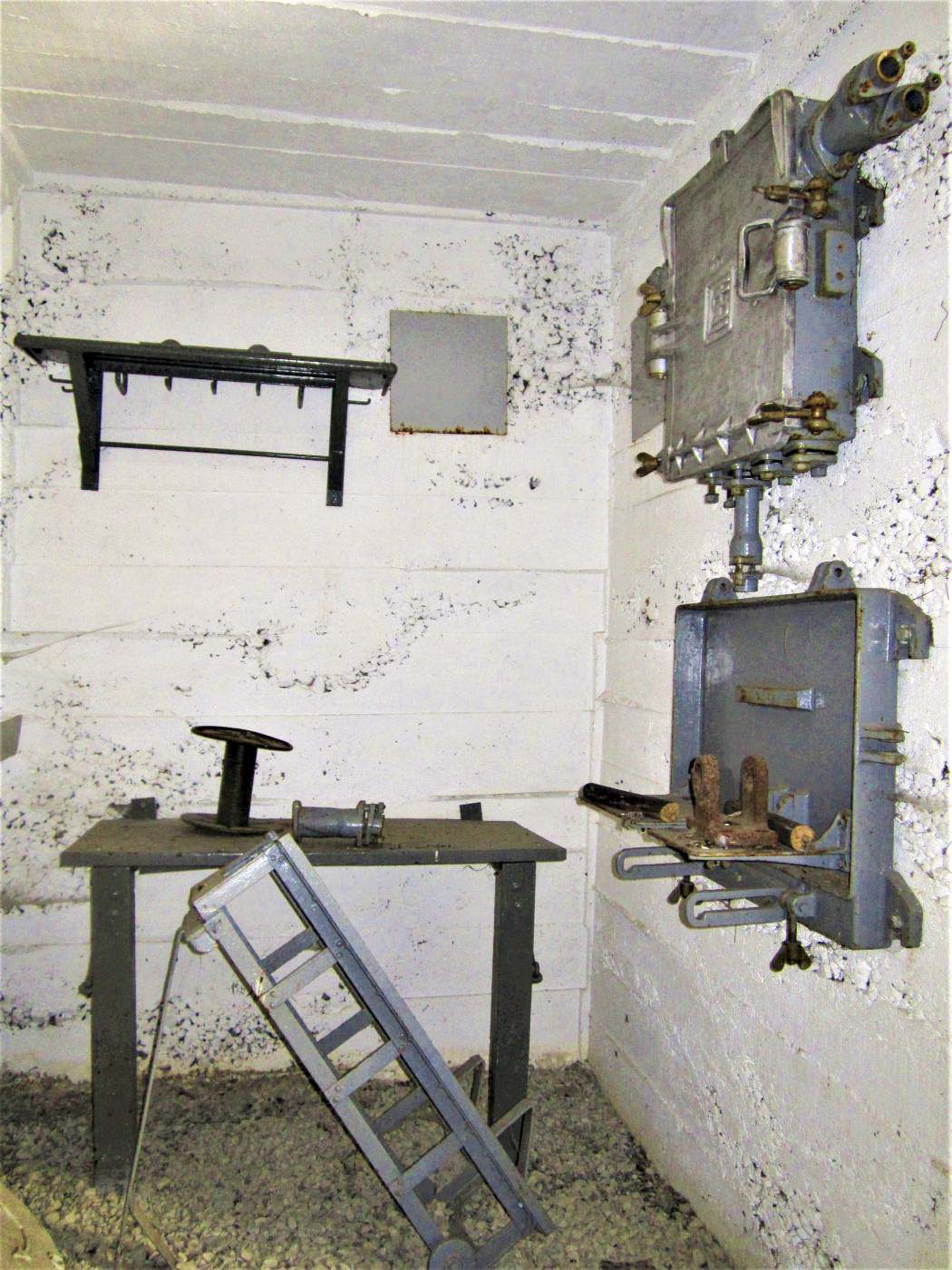Ligne Maginot - AC1B - MC22 - LA COSTAUDE - (Casemate d'artillerie) - Central téléphonique
(Le matériel exposé n’était pas en place en 1940)