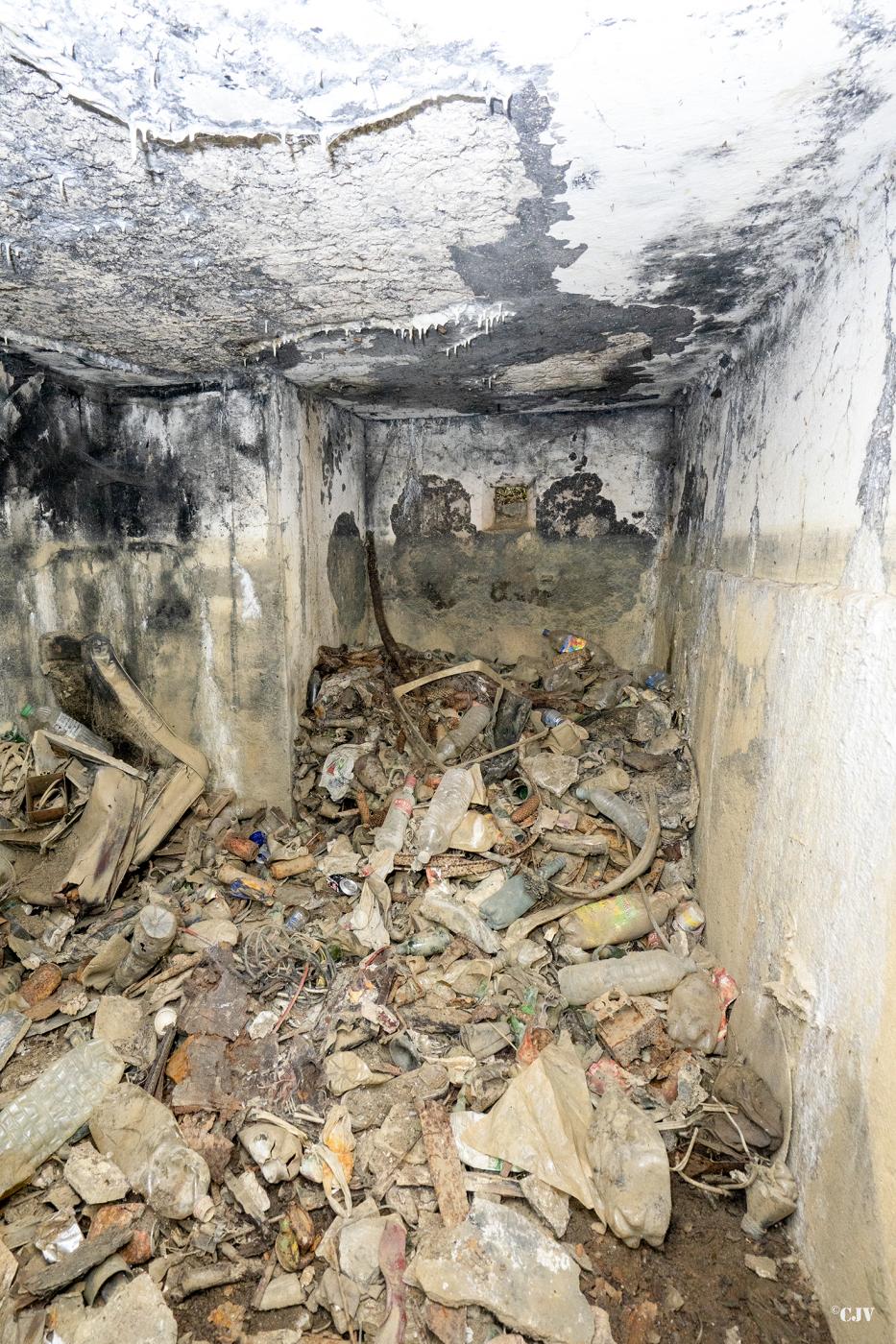 Ligne Maginot - CB286 - PESCH OUEST - (Blockhaus pour arme infanterie) - Annexe gauche, le créneau est à peine visible