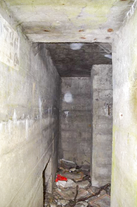 Ligne Maginot - HABERHAEUSER 1 - (Blockhaus pour arme infanterie) - Couloir d'entrée, avec à gauche ce qui pourrait être une niche à munitions, au fond un léger renfoncement. A droite l'entrée de la chambre de tir.