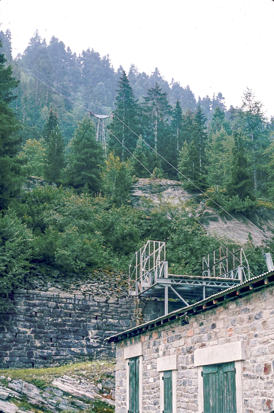Ligne Maginot - TLFR - TéLéPHéRIQUE PONT-NUAZ - PAS-DU-ROC - (RESEAU - Téléphérique (ligne)) - Pont - Nuaz
Station basse
La passerelle de protection au dessus de la route et les pylônes 1 et 2