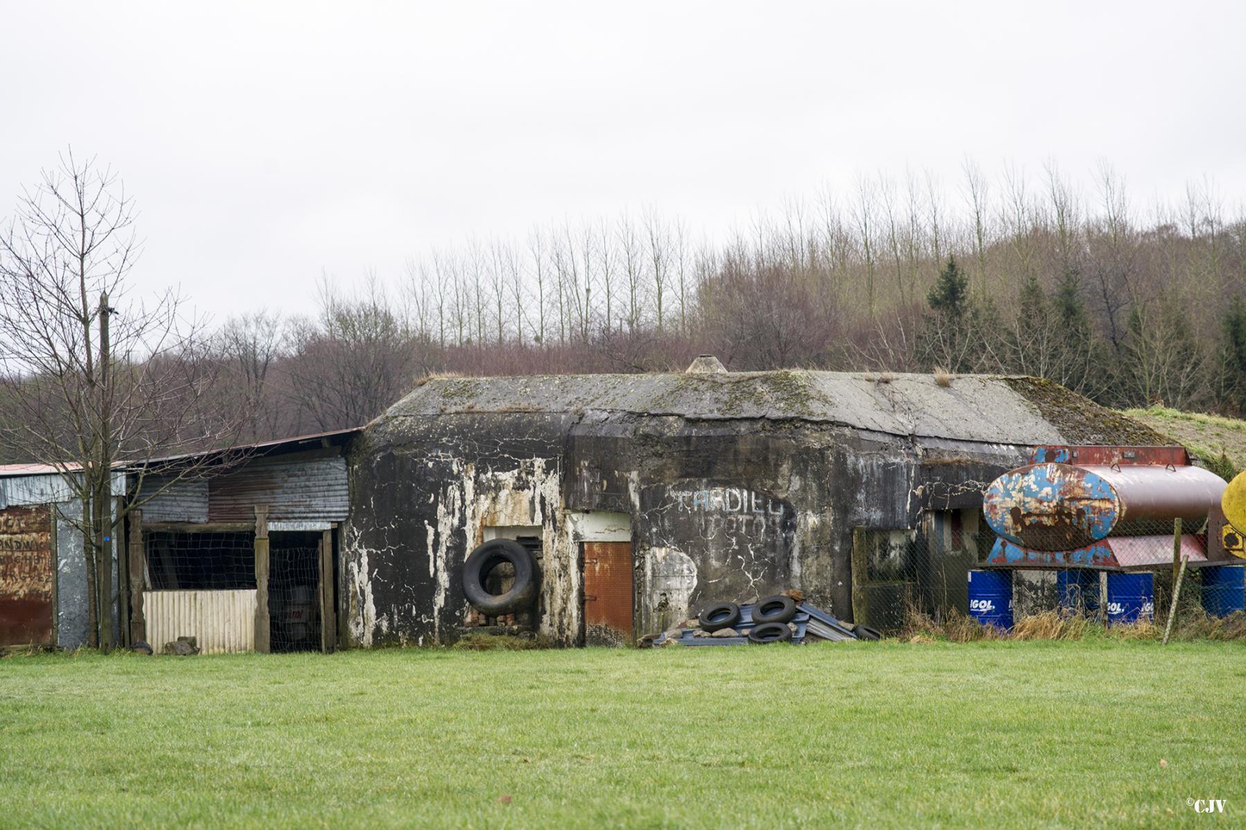 Ligne Maginot - B688 - COULMIE HAUT - (Blockhaus pour canon) - Blockhaus situé dans son environnement sur un terrain de motocross