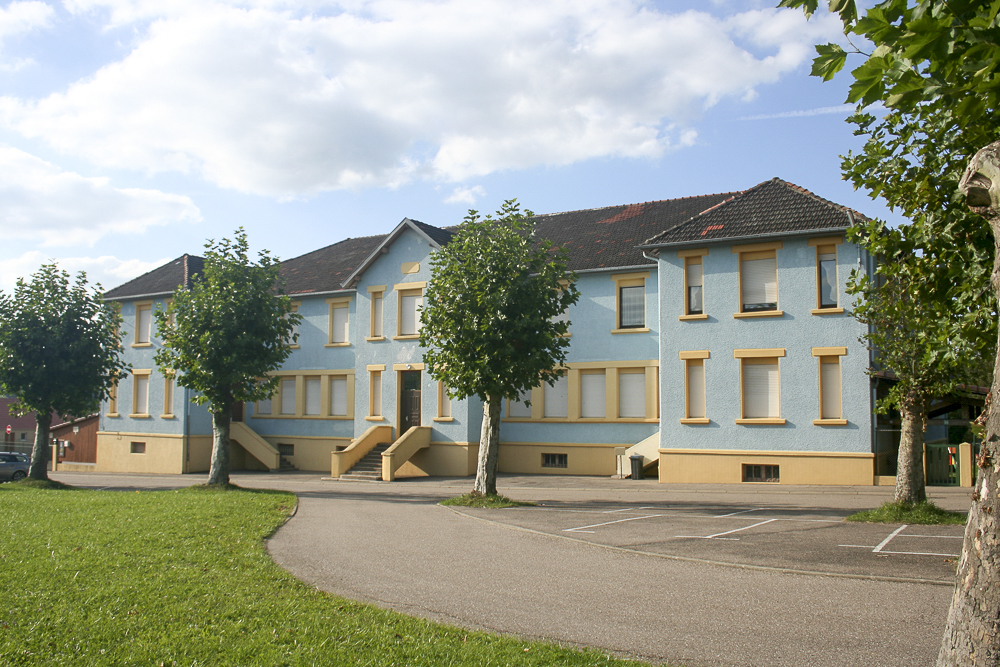 Ligne Maginot - ELZANGE - (Camp de sureté) - Le bâtiment pour une compagnie qui subsiste de nos jours. Converti en école. - Michel Teiten