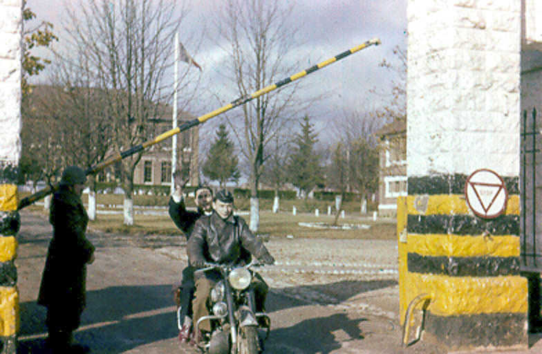 Ligne Maginot - ANGEVILLERS (CAMP) - (Camp de sureté) - L'entrée du camp à l'époque de son utilisation par l'US Army - Wayne Loomis