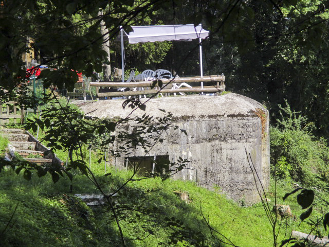 Ligne Maginot - B740 - TRIEUX HANNOY - (Blockhaus pour canon) - Photo prise depuis la voie verte de l'Avesnois.
Blockhaus situé dans une propriété privée. - Randonneur62