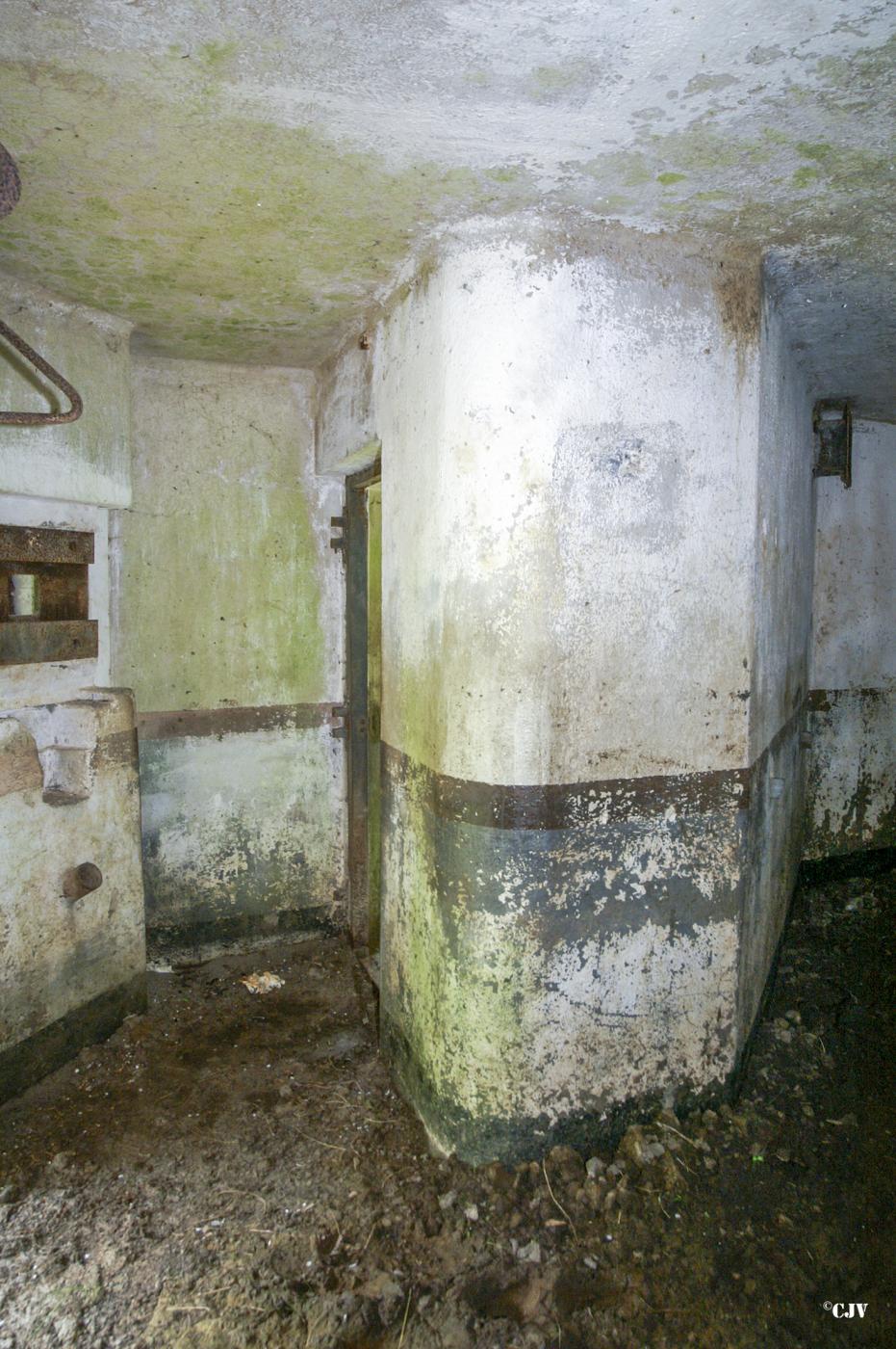 Ligne Maginot - B746 - CROIX DE TRELON EST - (Blockhaus pour canon) - L'entrée du personnel et créneau pour la défense rapprochée - Caspar Vermeulen