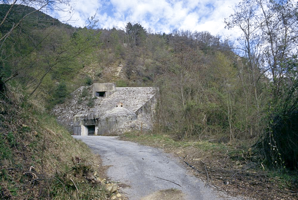 Ligne Maginot - GORDOLON (GN) - (Ouvrage d'artillerie) - Bloc 1
L'entrée de l'ouvrage surmontée du bloc cheminée