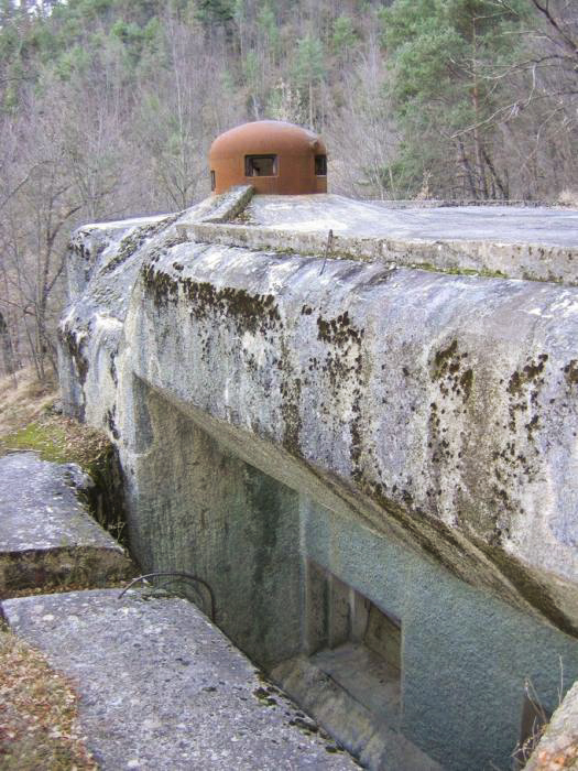 Ligne Maginot - GORDOLON (GN) - (Ouvrage d'artillerie) - Bloc 2
Face est du bloc. Créneaux pour mortiers de 81 mm mod.32 et cloche GFM.