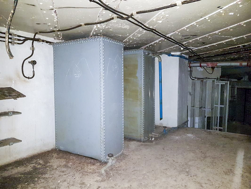 Ligne Maginot - GORDOLON (GN) - (Ouvrage d'artillerie) - Bloc 2
Chambre de mortiers de 81mm
Réservoirs d'eau en mezzanine