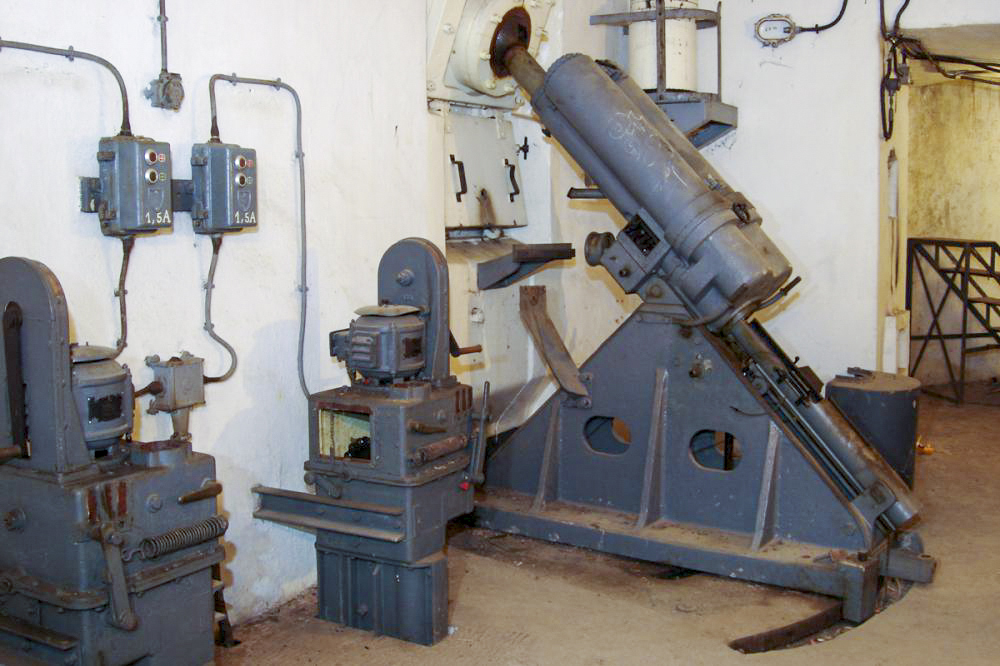 Ligne Maginot - GORDOLON (GN) - (Ouvrage d'artillerie) - Bloc 2
A l'avant plan de la photo se trouve la partie haute des norias permettant la remontée des projectiles depuis l'étage inférieur ou ils sont stockés et préparés