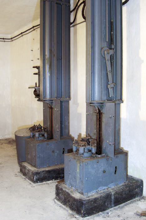 Ligne Maginot - GORDOLON (GN) - (Ouvrage d'artillerie) - Bloc 2
A l'étage inférieur au niveau du stockage des obus, les norias d'alimentation permettant la remontée des projectiles des mortier de 81