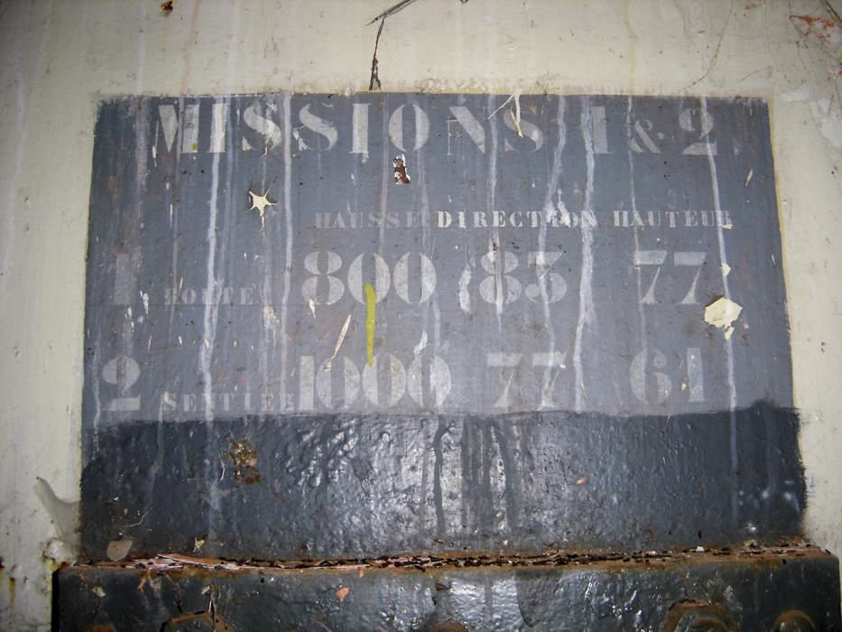 Ligne Maginot - GORDOLON (GN) - (Ouvrage d'artillerie) - Bloc 3 
Panneau indiquant les principales missions du jumelage de mitrailleuses du bloc 3 et les réglages correspondant de l'arme