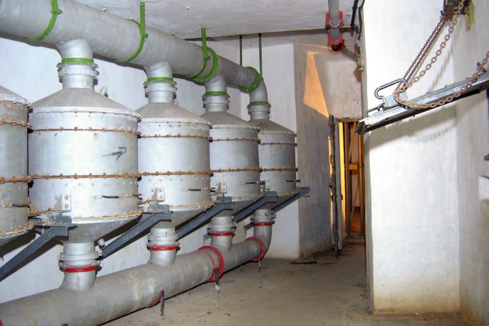Ligne Maginot - GORDOLON (GN) - (Ouvrage d'artillerie) - Bloc 3
Salle des filtres du bloc
Batterie de filtres papier charbon-actif destinés au filtrage de l'air extérieur en cas d'attaque de l'ouvrage par gaz