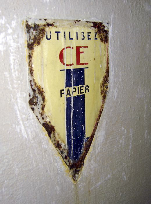 Ligne Maginot - GORDOLON (GN) - (Ouvrage d'artillerie) - Cette plaque située dans les latrines indique l'obligation d'utiliser le papier prévu pour ne pas compromettre le fonctionnement de la fosse septique Asepta