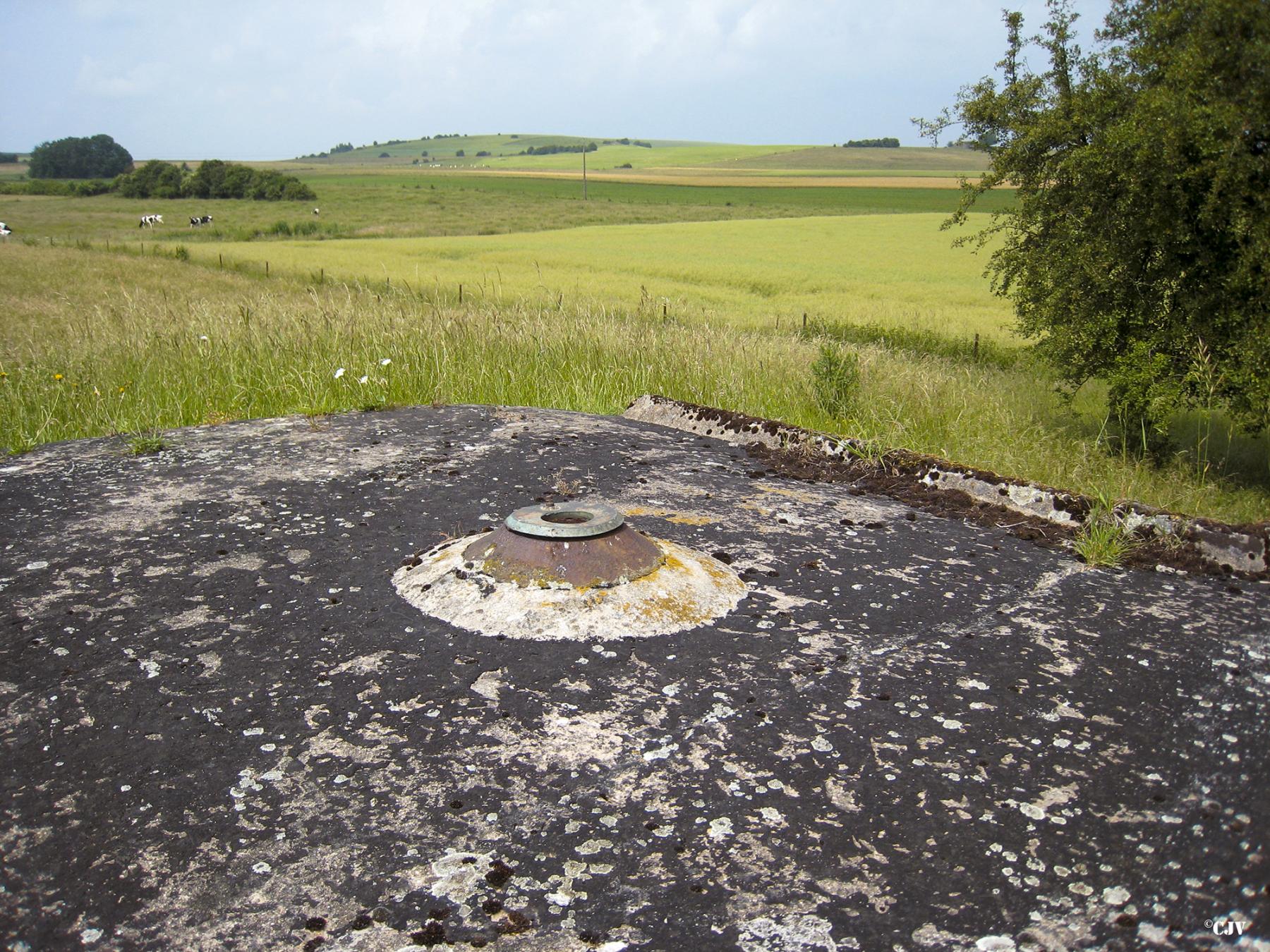 Ligne Maginot - DB26 - (Blockhaus pour canon) - L'orifice du périscope - Lia VERMEULEN