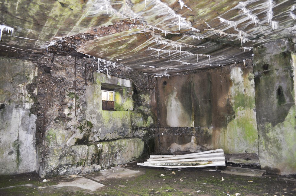 Ligne Maginot - DB26 - (Blockhaus pour canon) - Vue intérieure sur le créneau de mitrailleuse opposé à l'entrée
On peut apercevoir au plafond les traces des murs de séparation - Pruzsina jérome