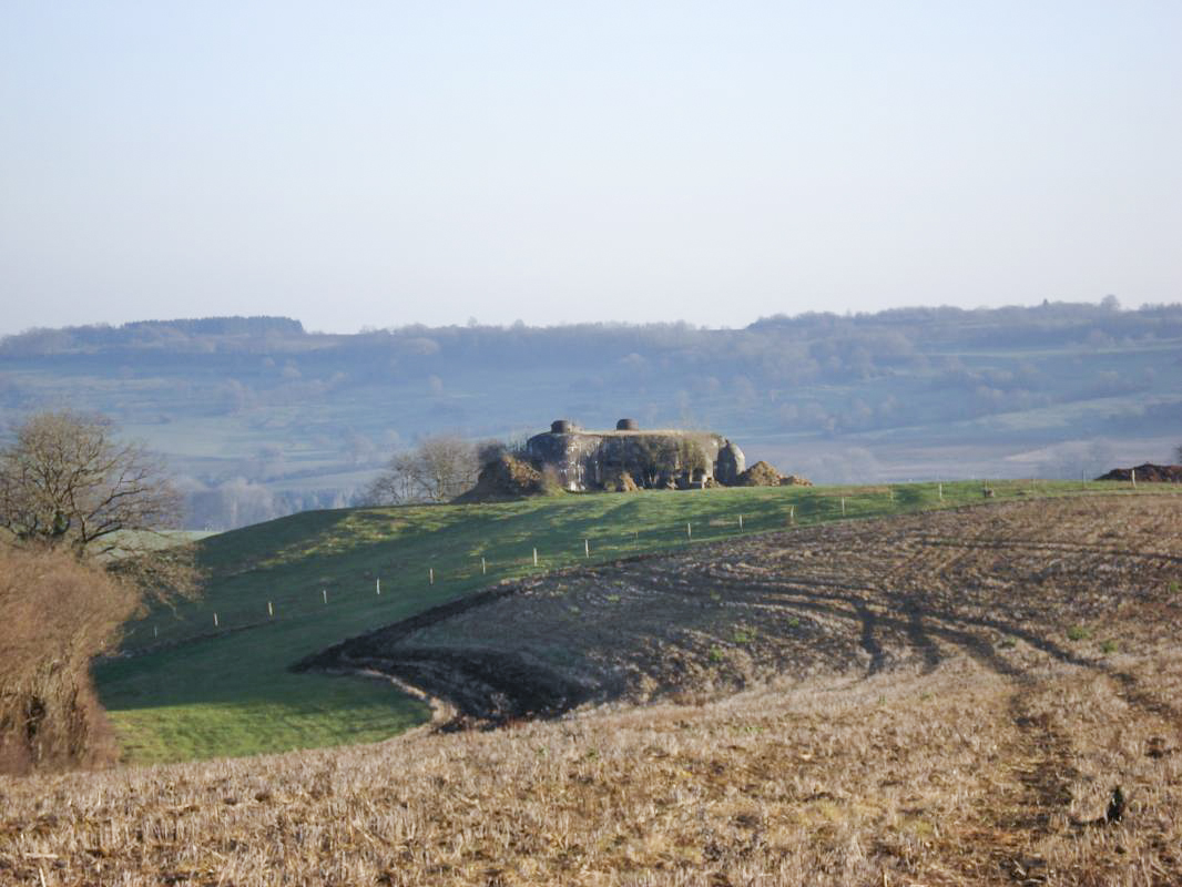 Ligne Maginot - GUERLETTE - (Casemate d'infanterie - double) - Face gauche, pris de Thonne-le-Thil