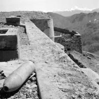 Ligne Maginot - JANUS - (Ouvrage d'artillerie) - Les extérieurs
Un obus italien (210?) non explosé sur les dessus du bloc 8